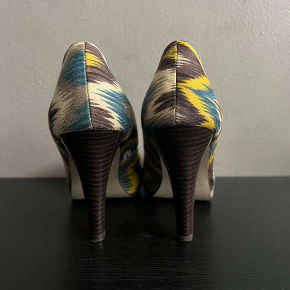 Women’s Madden Girl Kaboby platform peep toe pumps multicolored ikat fabric sz 6 - Picture 3 of 6